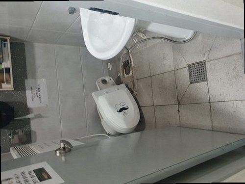 동작구 노량진2동 하수구막힘 배수구 주변의 물 고임과 오염 상태를 확인하는 모습